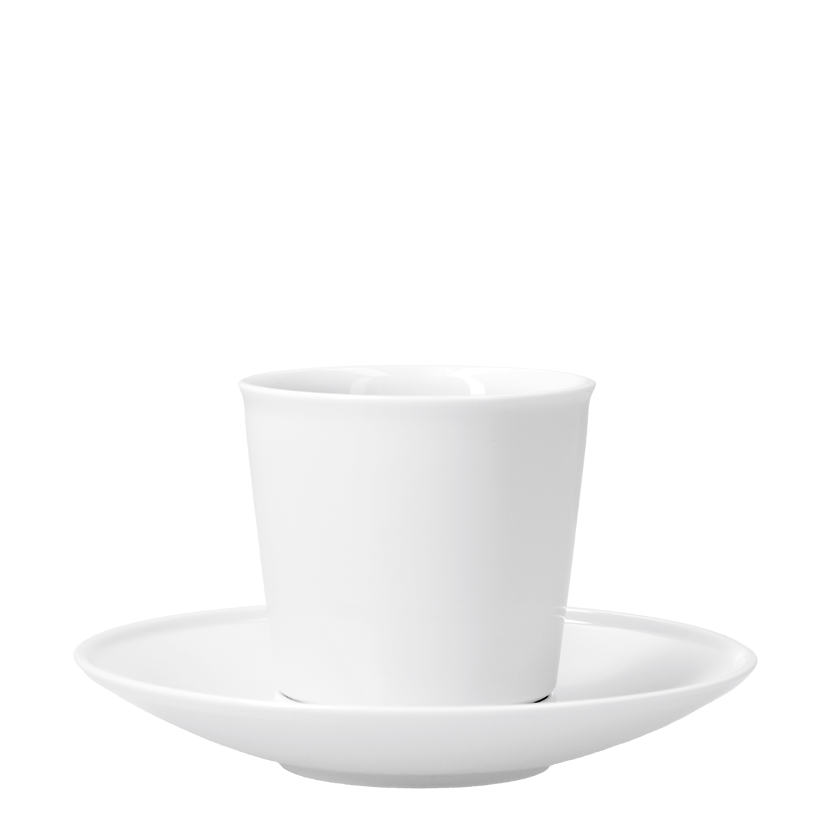 Eine weiße Tasse auf einer weißen Untertasse.