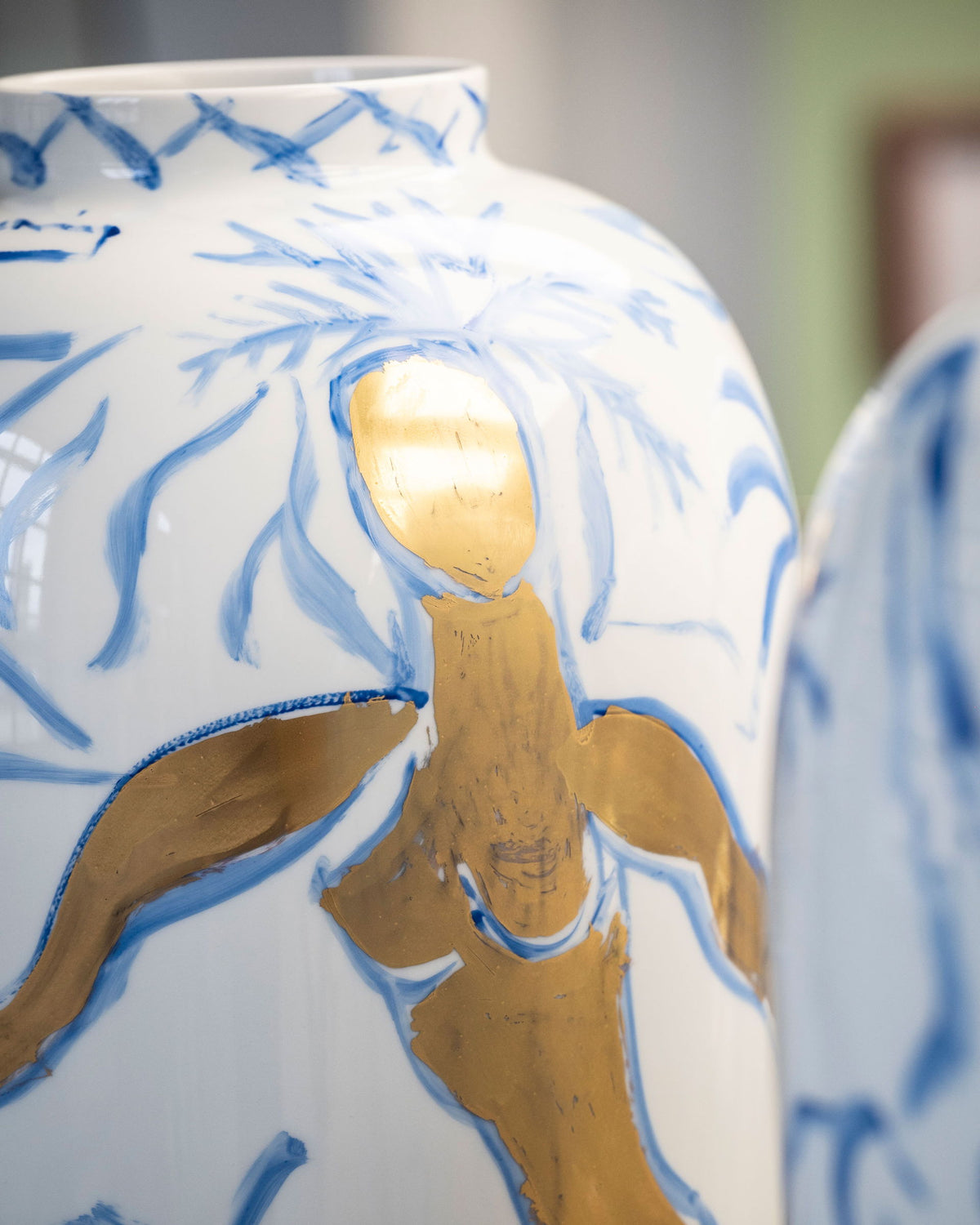 Dekorative Vase mit abstrakten Mustern in Blau und Gold.
