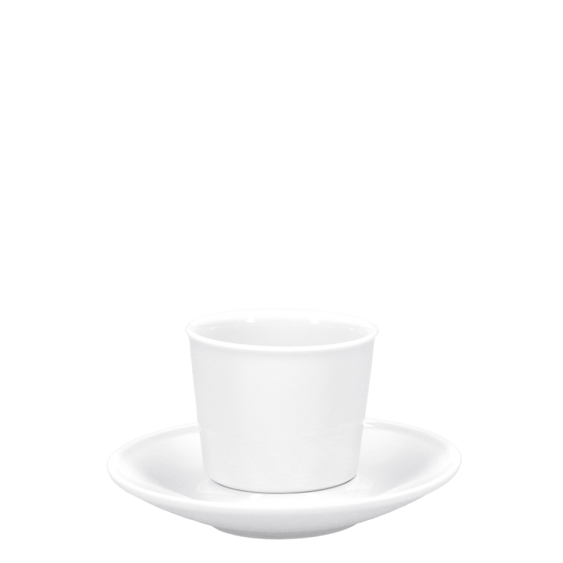 Una taza blanca sobre un platillo blanco.